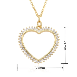 Nahaufnahme eines goldenen Herzanhängers mit Zirkonia und Größenangaben.