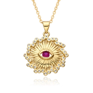 Μακροφωτογραφία του μενταγιόν Evil Eye με επιχρύσωση 18k, κόκκινο ζιργκόν και χάραξη ήλιου