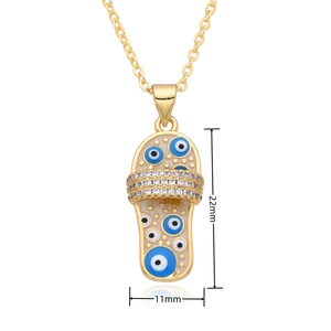 Detailansicht des 22mm x 11mm Gold-Flip-Flop-Anhängers mit blauem Evil Eye und klaren Zirkonen