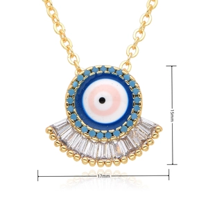 Vue détaillée du pendentif œil maléfique doré de 17mm avec résine bleue et zircons