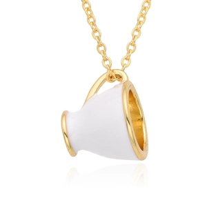 Collier doré avec pendentif tasse à café blanc créatif et motif cœur sur fond blanc