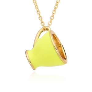 Collier pendentif tasse créatif avec émail jaune et chaîne en cuivre doré sur fond blanc