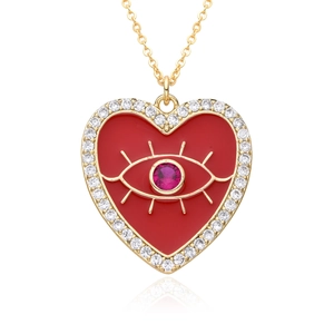 Détail du pendentif coeur avec oeil en émail rouge et bordure en cristaux scintillants