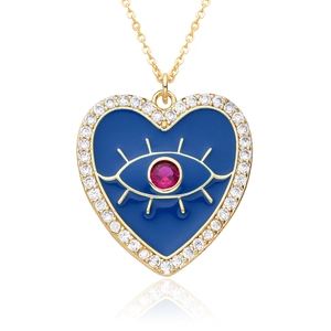 Détail macro du pendentif cœur plaqué or avec émail bleu, œil protecteur et zircon