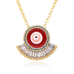 Détail du pendentif œil de protection avec émail bleu et cristaux étincelants en baguette