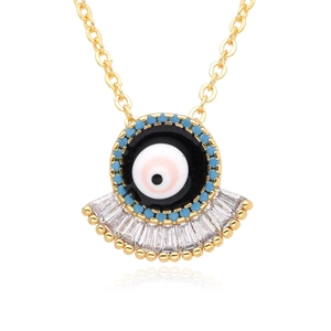 Collier pendentif éventail Evil Eye doré avec pavé de zircones sur fond blanc pur