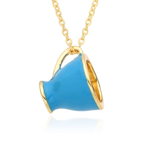 Détail du collier pendentif tasse bleue créative avec placage d'or sur fond blanc pur