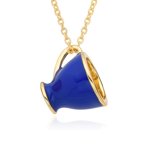 Détail du pendentif tasse plaqué or avec motif de cœur et émail bleu foncé élégant