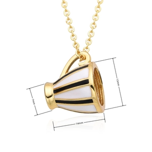 Vue macro détaillée montrant les dimensions précises du pendentif tasse à thé en émail rayé