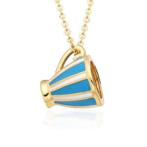 Vue détaillée d'un collier doré avec un pendentif tasse à thé en émail bleu et blanc