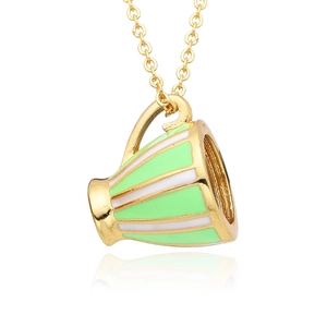 Collier avec pendentif tasse à thé en émail vert et finition dorée avec rayures élégantes