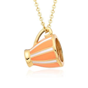Détail d'un collier en or avec pendentif tasse à thé en émail orange et finition brillante