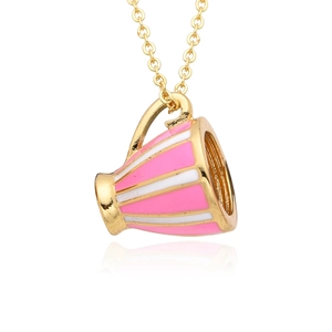 Détail du pendentif tasse à thé en émail rose et blanc avec sa chaîne dorée fine