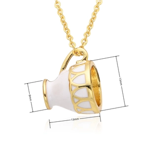Vue macro détaillée montrant les dimensions du pendentif tasse en émail blanc sur collier
