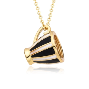 Détail d'un long collier avec pendentif tasse à thé en émail 3D et rayures bicolores