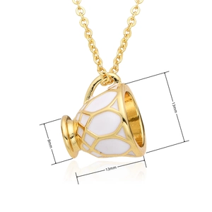 Vue détaillée du pendentif tasse à thé en émail montrant la hauteur de 13mm