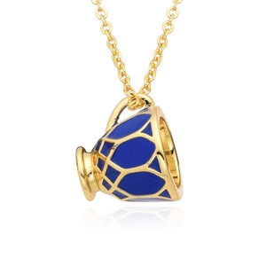 Pendentif théière émaillé or avec motif en treillis bleu sur une fine chaîne dorée