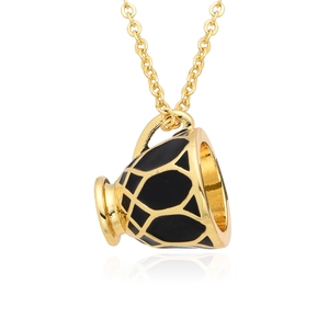 Collier long doré avec pendentif théière en émail noir orné d'un motif de grille alvéolée
