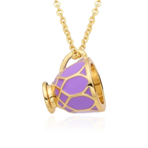 Détail du pendentif théière avec émail violet et finition dorée sur une chaîne élégante