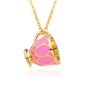 Détail du pendentif tasse à thé créatif rose émaillé avec chaîne dorée raffinée