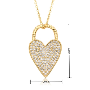 Dettaglio della collana a cuore con corona dorata, cristalli e dimensioni di 33mm
