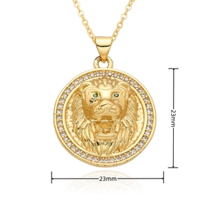 Detail eines 23mm goldenen Löwenkopf-Anhängers mit Zirkonia und grünen Augen