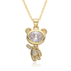 Detailansicht der vergoldeten Teddybär-Kette mit ovalem Kristall und glitzerndem Pavé-Besatz
