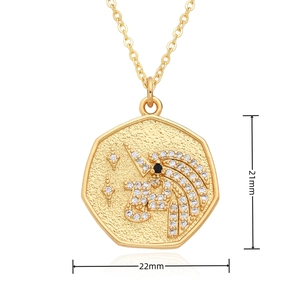 Nahaufnahme einer goldenen achteckigen Einhorn-Halskette mit Maßen von 21 mm x 22 mm