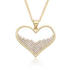 Collana di lusso con cuore dorato e cristalli scintillanti su una raffinata catena a O