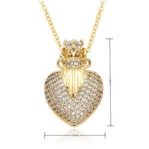 Dettaglio del ciondolo a cuore dorato con corona e diamanti incastonati, 26 mm x 17 mm