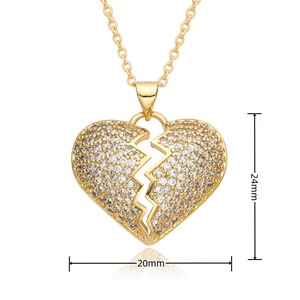 Dettaglio pendente cuore spezzato dorato con cristalli e misure di 24 mm x 20 mm