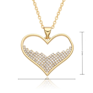 Dettaglio del ciondolo a cuore dorato 21x25mm con lussuosi cristalli bianchi lucidi