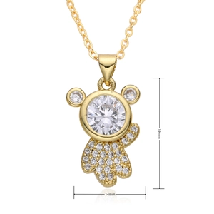 Nahaufnahme des Teddybär-Anhängers in Gold mit Maßen 19mm mal 14mm und Zirkonia-Details