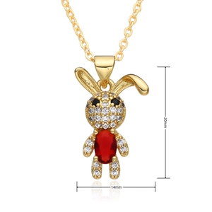 Detailansicht des goldenen Hasenanhängers mit rotem Edelstein und weißem Zirkonia-Besatz