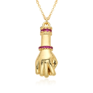 Goud vergulde vuist hanger ketting met roze edelstenen en een verfijnde fijne schakelketting