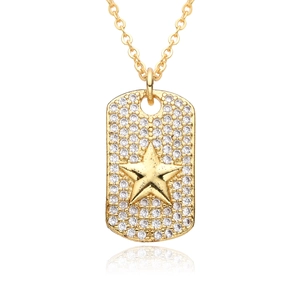 Collier doré avec pendentif étoile serti de zircons bleus style mauvais œil sur blanc