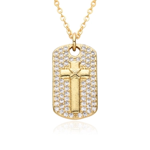Collier en or avec pendentif rectangulaire serti de zircons blancs et croix