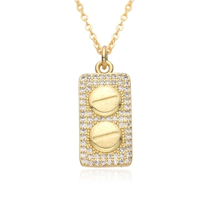 Détail du collier rectangle doré avec motifs de vis et cristaux sertis en micro-pavé