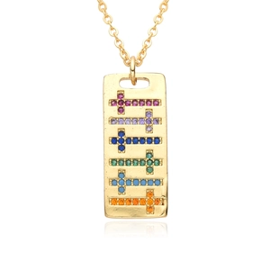 Détail du pendentif rectangulaire doré avec des croix en zircon coloré sur une chaîne
