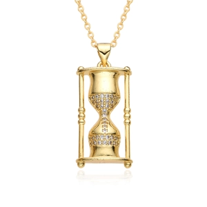 Gros plan d'un pendentif sablier doré serti de zircones blancs sur collier maille jante