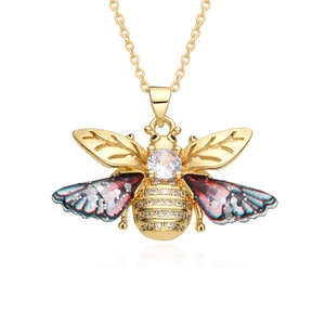 Exquisite bee pendant necklace with transparent crystal and micro-pave gradient wings