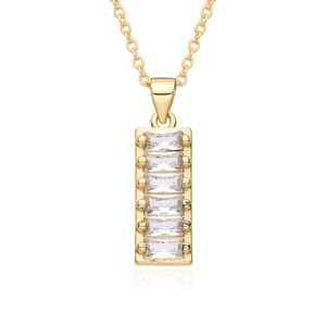 Vue détaillée du collier doré avec pendentif rectangulaire en zircon bleu œil du démon