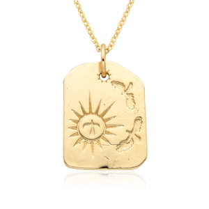 Gros plan d'un pendentif rectangulaire doré avec gravures de soleil et d'oiseau sur chaîne
