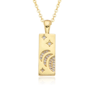 Détail macro du pendentif rectangle doré avec zircons micro-pavés en forme d'étoile