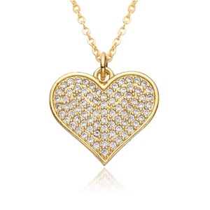 Eleganter Herzanhänger in Gold mit Mikropavé-Zirkonia auf weißem Hintergrund präsentiert