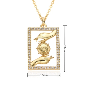 Vue détaillée du pendentif rectangle doré œil de protection avec dimensions et zircons blancs