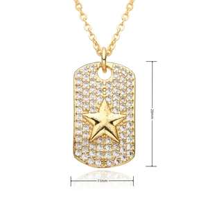 Détail d'un pendentif étoile dorée montrant les dimensions de 20 mm de haut et 11 mm
