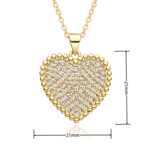 Detailansicht der 21mm Gold-Herz-Halskette mit mikroversetzten funkelnden Zirkonsteinen