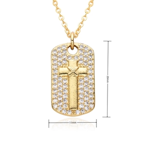 Détail macro du pendentif croix dorée avec zircons montrant les dimensions de 20 mm