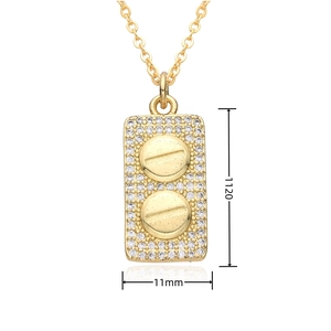 Détail du pendentif rectangulaire plaqué or avec zircons blancs et motifs de vis gravés